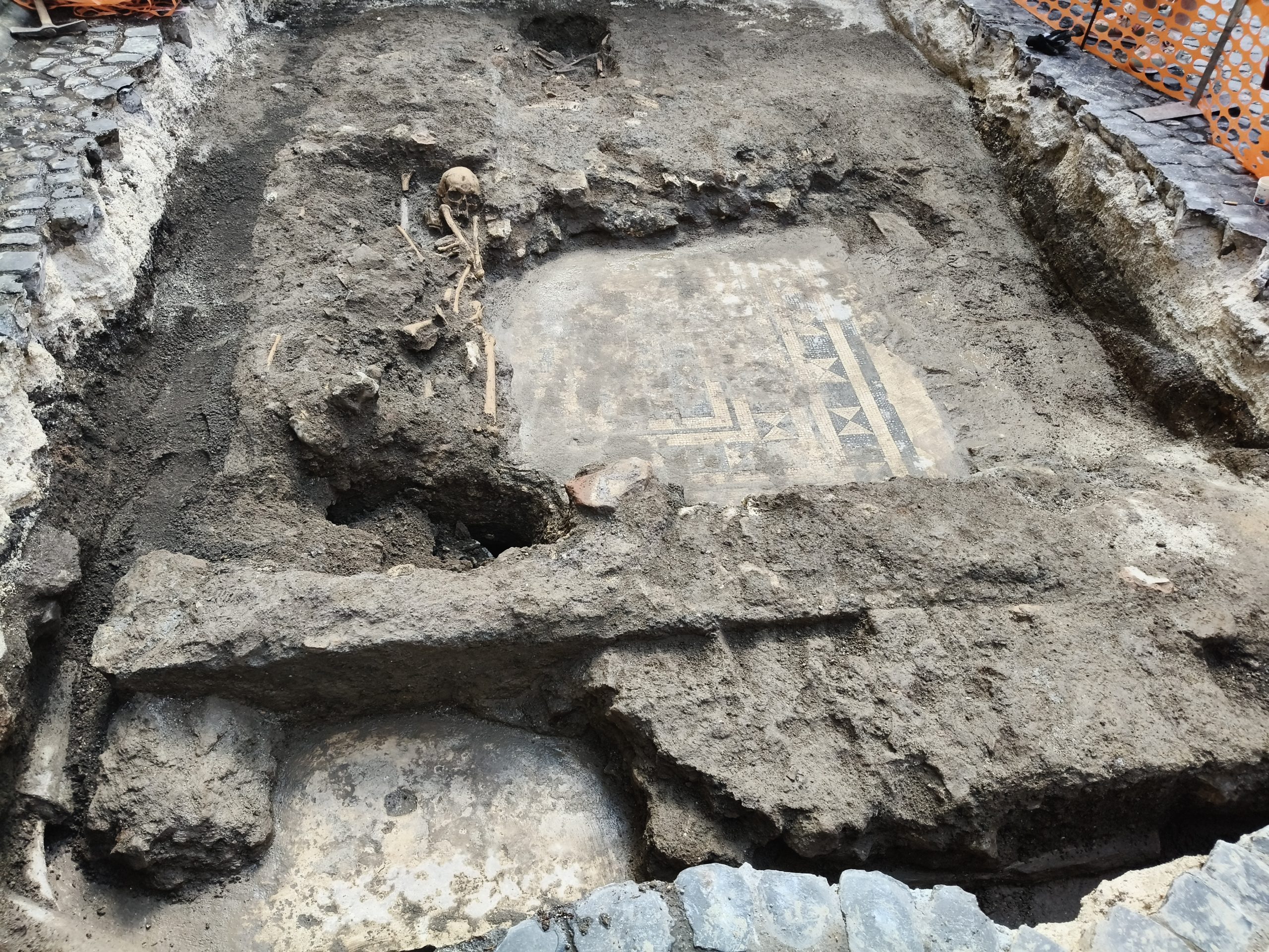 News Fibercop - Scoperto un mosaico romano della prima età imperiale durante gli scavi per la fibra ottica a Tivoli